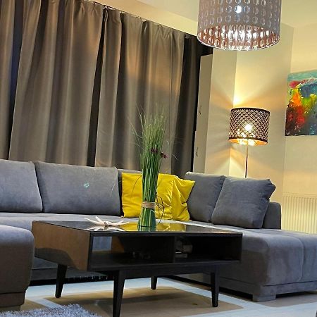 Apartment Happiness by Nicole Jutka, visual artist Olimp Esterno foto