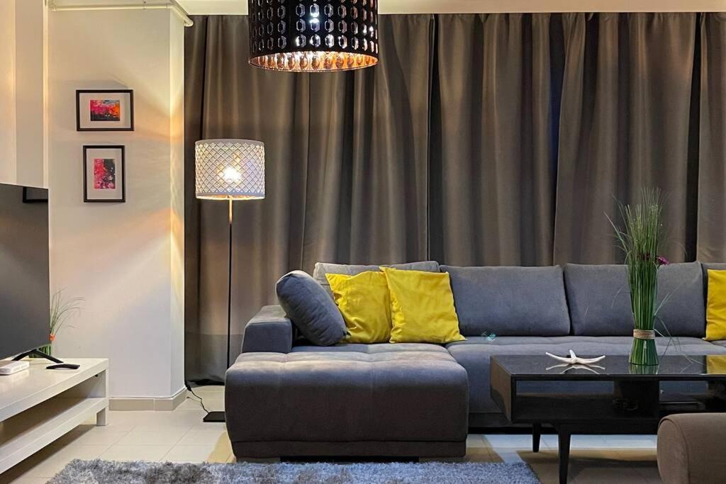 Apartment Happiness by Nicole Jutka, visual artist Olimp Esterno foto
