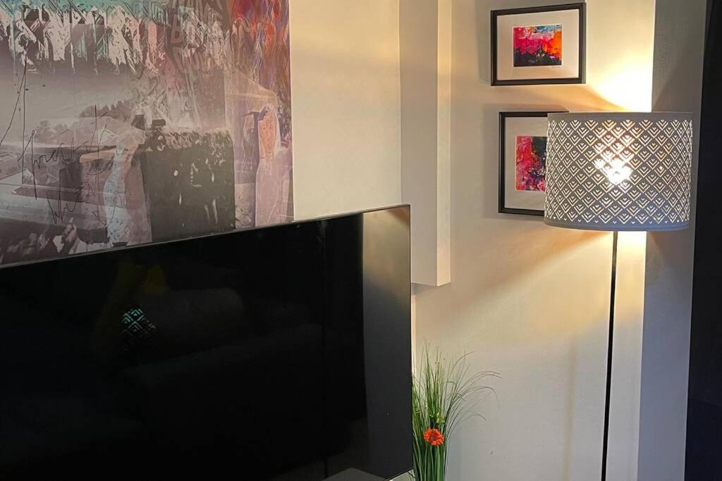 Apartment Happiness by Nicole Jutka, visual artist Olimp Esterno foto