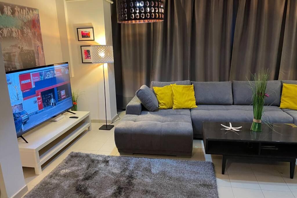 Apartment Happiness by Nicole Jutka, visual artist Olimp Esterno foto