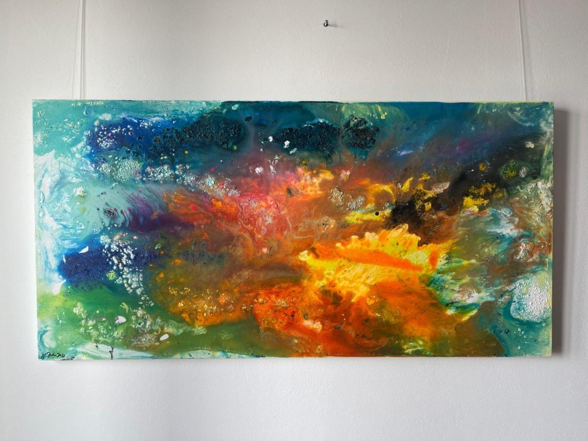 Apartment Happiness by Nicole Jutka, visual artist Olimp Esterno foto