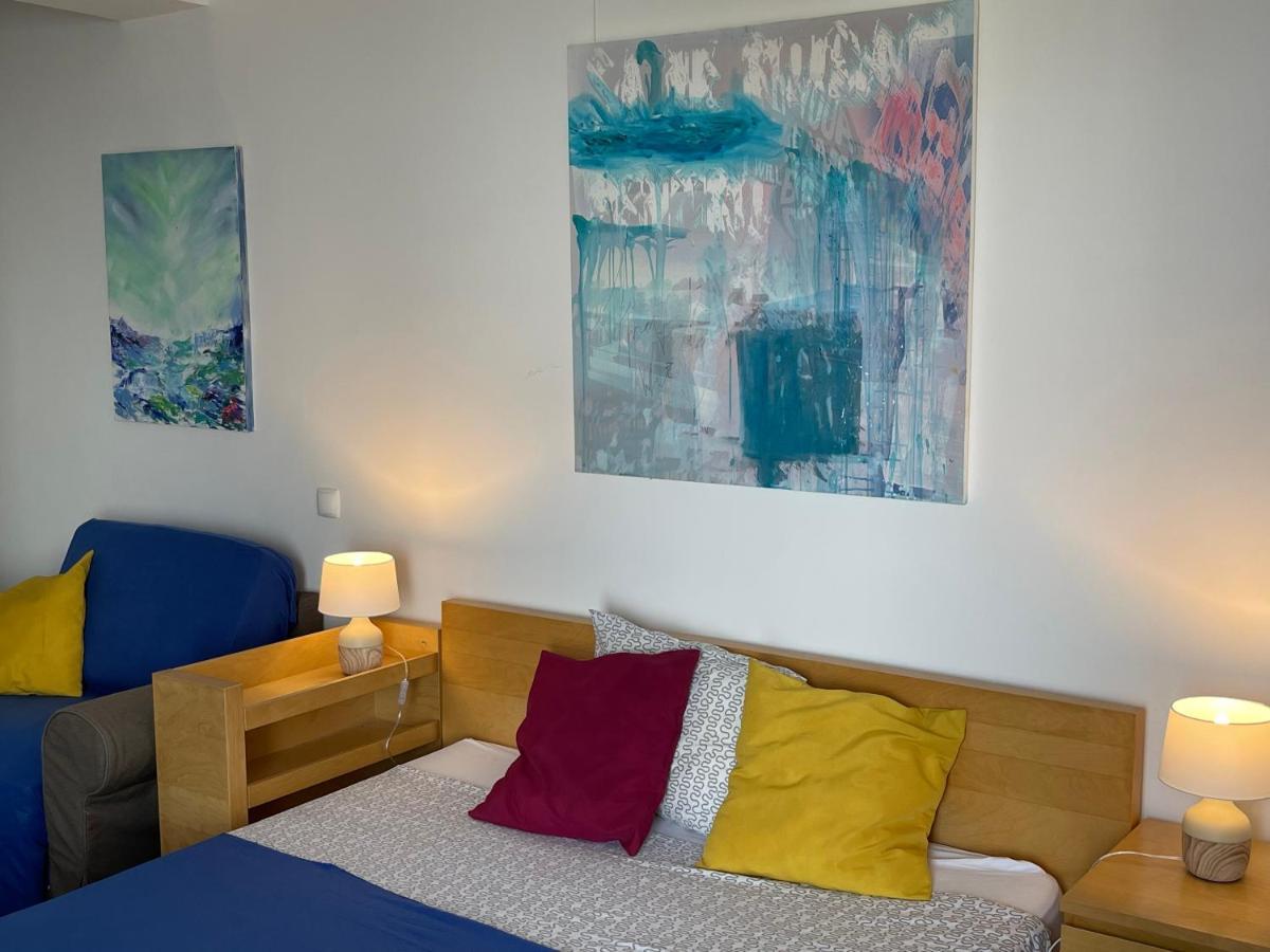 Apartment Happiness by Nicole Jutka, visual artist Olimp Esterno foto