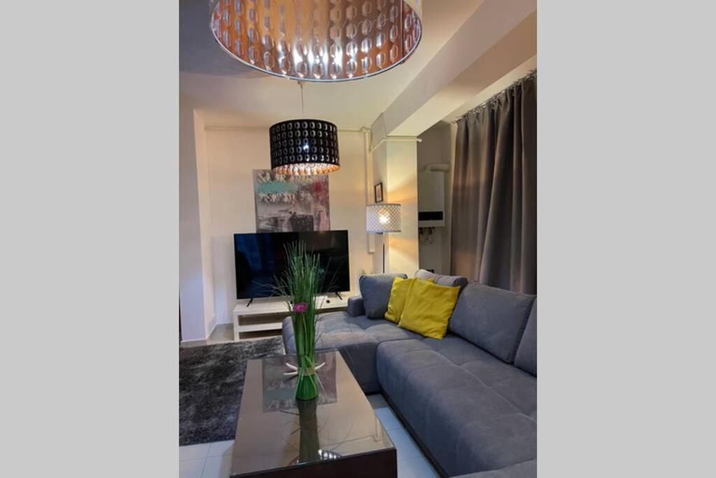 Apartment Happiness by Nicole Jutka, visual artist Olimp Esterno foto