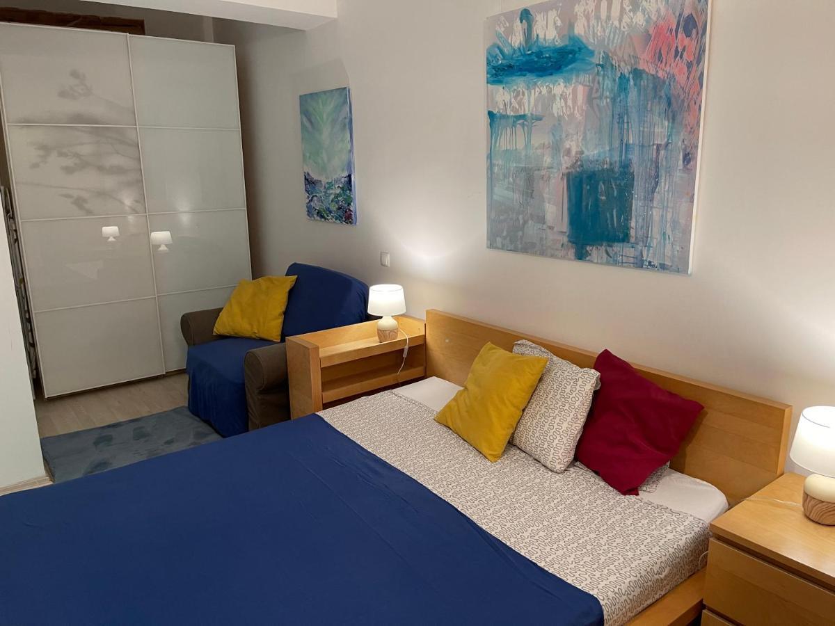 Apartment Happiness by Nicole Jutka, visual artist Olimp Esterno foto