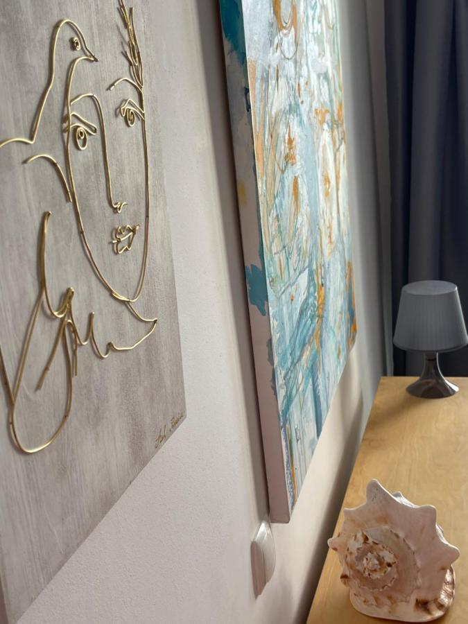 Apartment Happiness by Nicole Jutka, visual artist Olimp Esterno foto