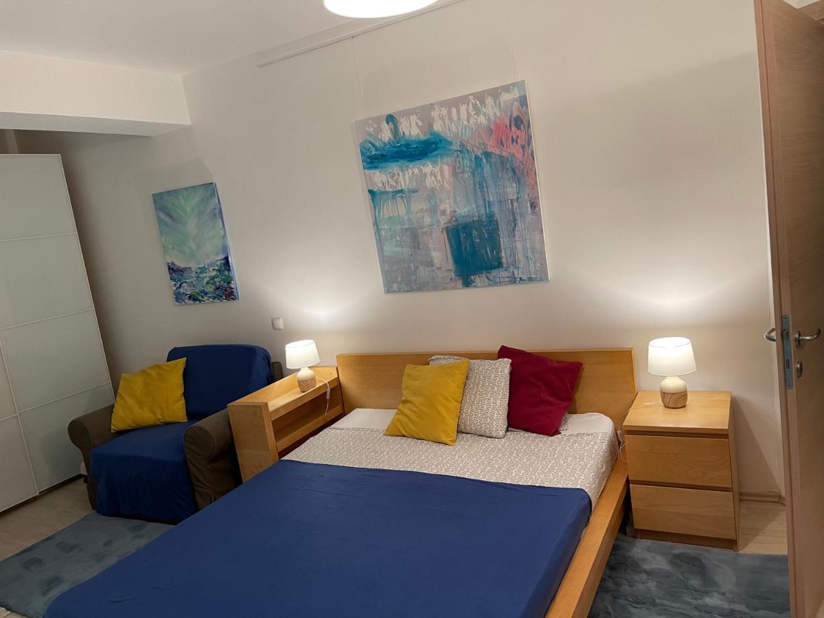 Apartment Happiness by Nicole Jutka, visual artist Olimp Esterno foto