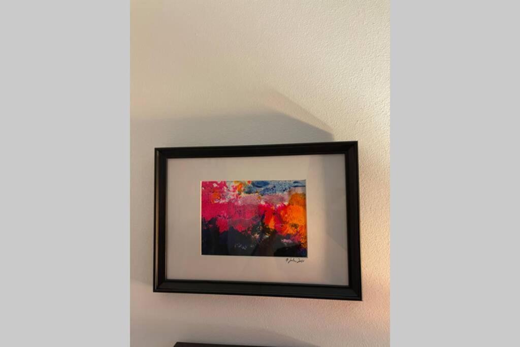 Apartment Happiness by Nicole Jutka, visual artist Olimp Esterno foto