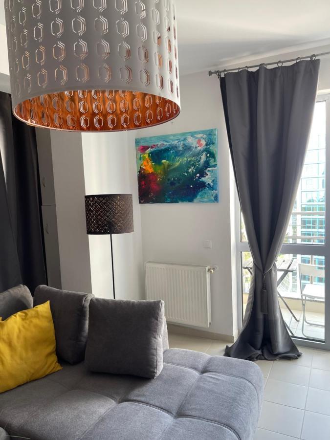 Apartment Happiness by Nicole Jutka, visual artist Olimp Esterno foto