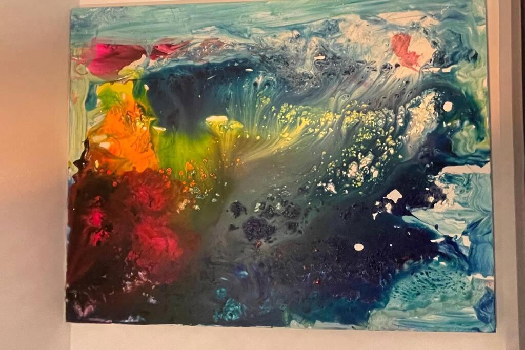 Apartment Happiness by Nicole Jutka, visual artist Olimp Esterno foto