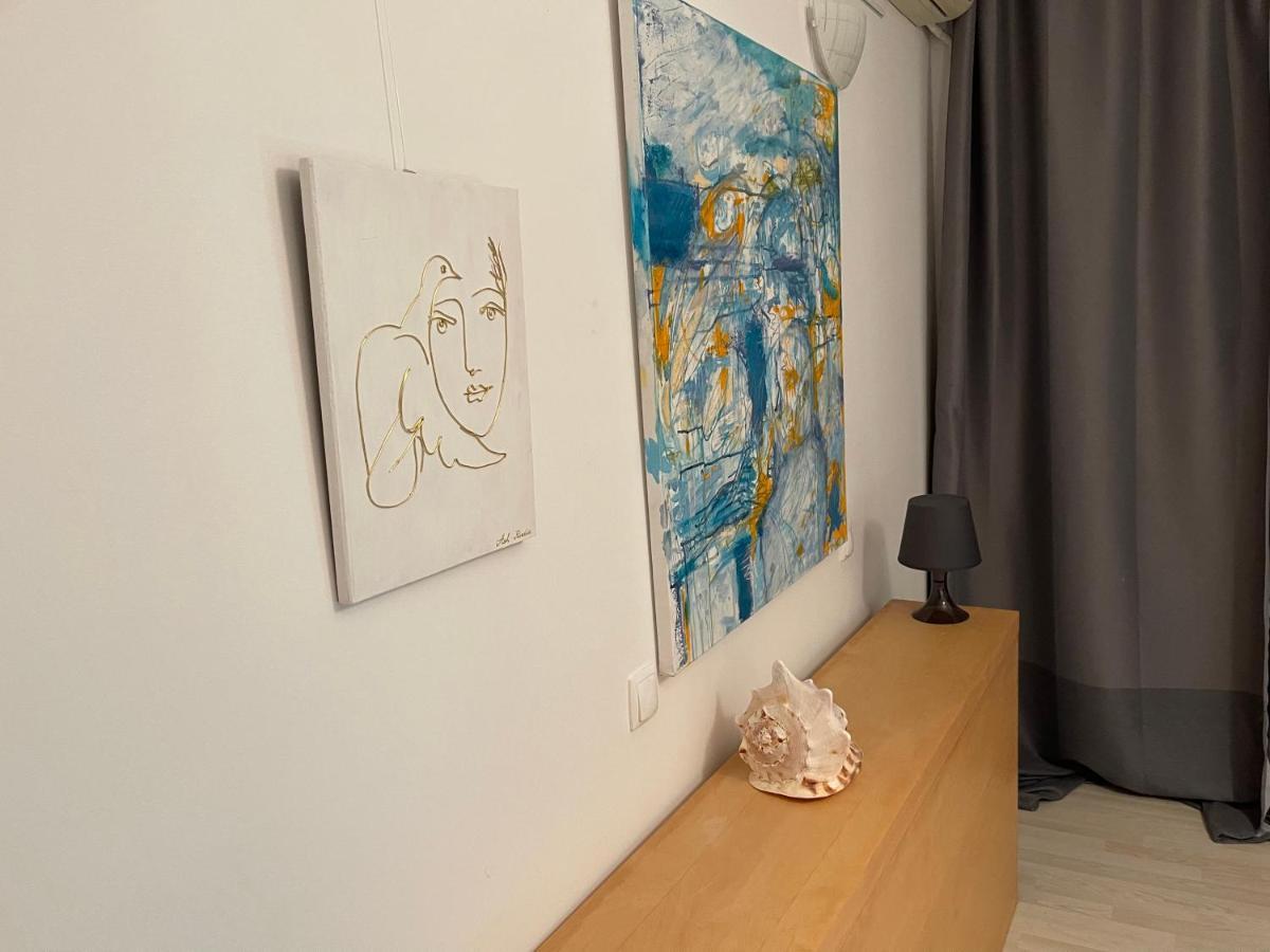 Apartment Happiness by Nicole Jutka, visual artist Olimp Esterno foto