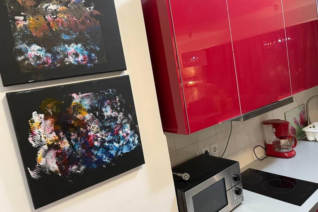 Apartment Happiness by Nicole Jutka, visual artist Olimp Esterno foto