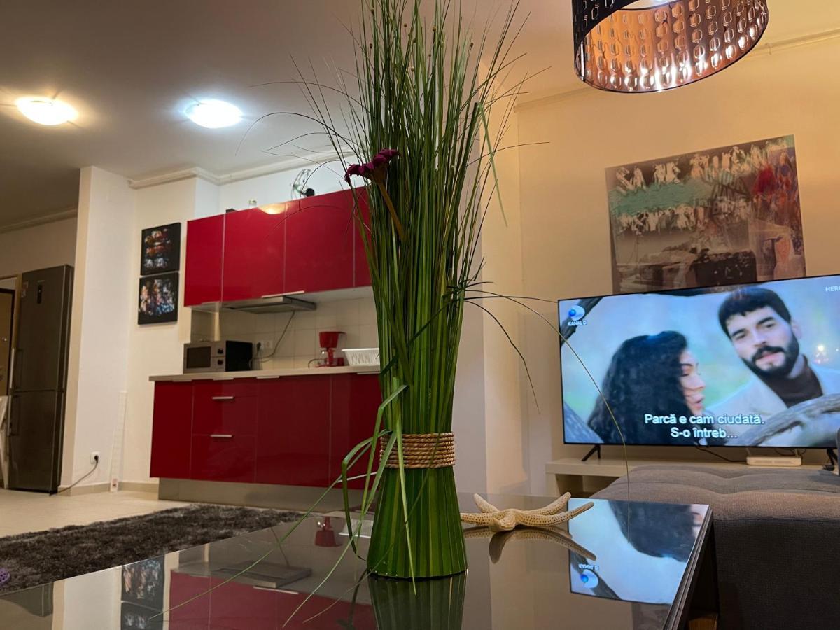 Apartment Happiness by Nicole Jutka, visual artist Olimp Esterno foto