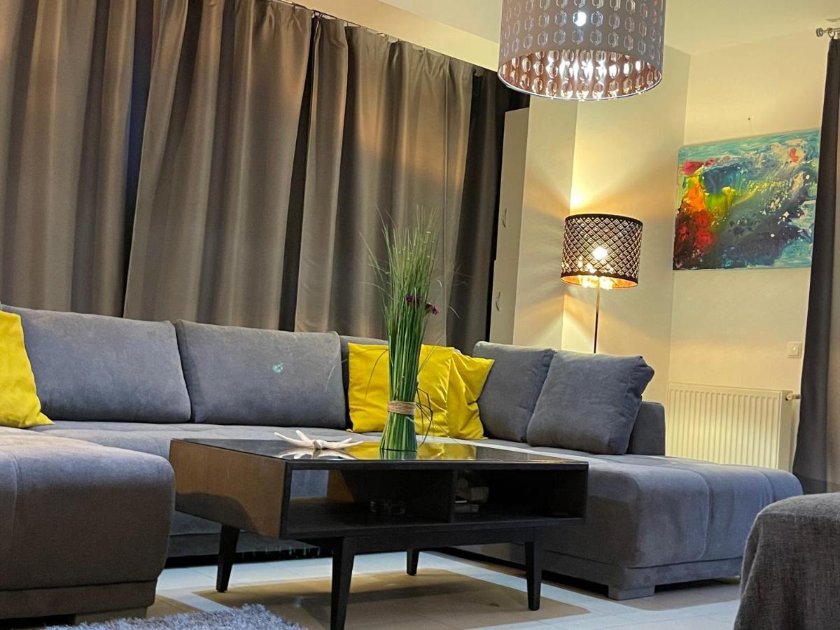 Apartment Happiness by Nicole Jutka, visual artist Olimp Esterno foto