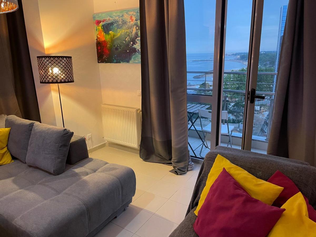 Apartment Happiness by Nicole Jutka, visual artist Olimp Esterno foto