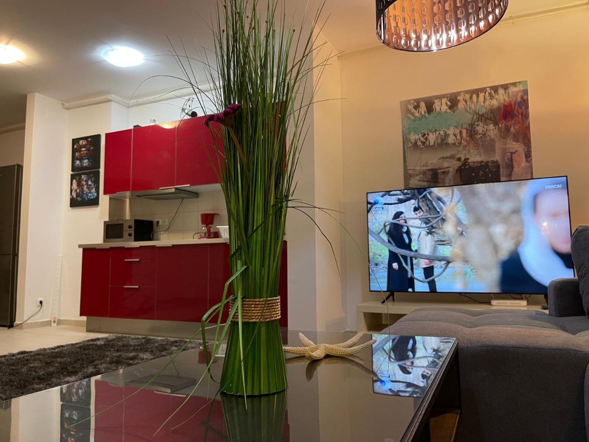 Apartment Happiness by Nicole Jutka, visual artist Olimp Esterno foto
