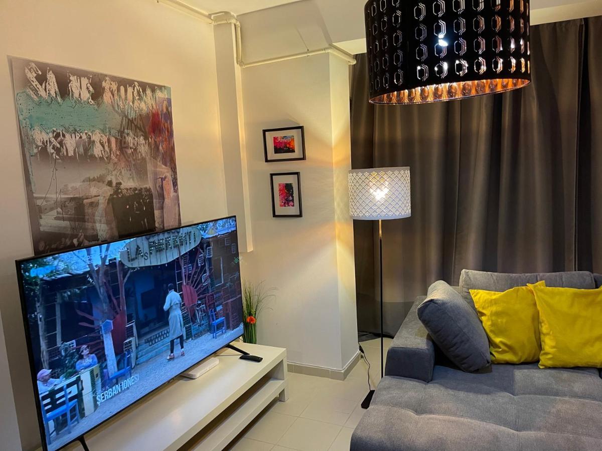 Apartment Happiness by Nicole Jutka, visual artist Olimp Esterno foto
