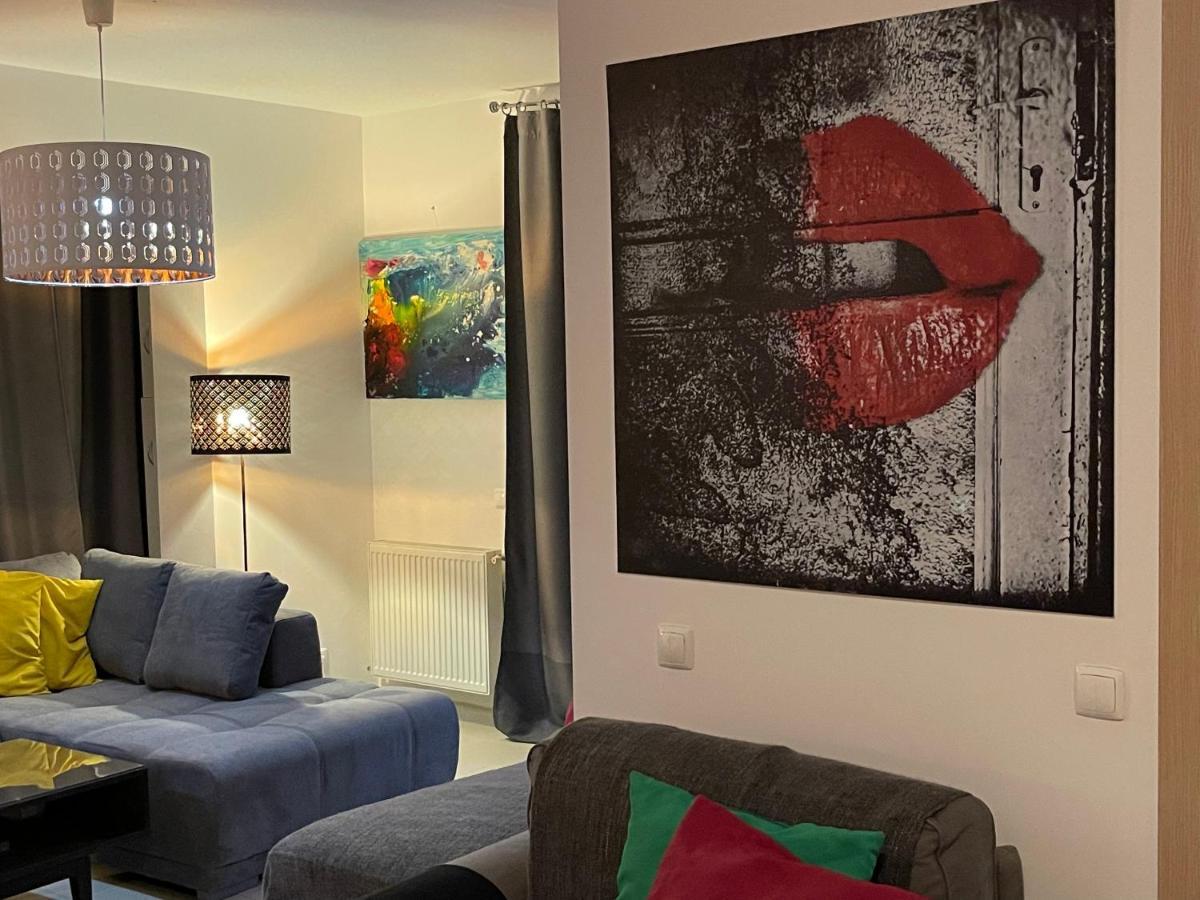 Apartment Happiness by Nicole Jutka, visual artist Olimp Esterno foto