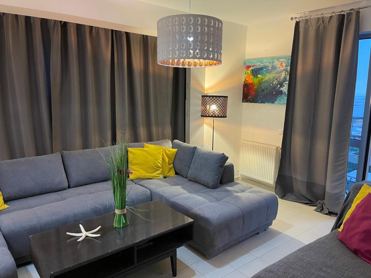 Apartment Happiness by Nicole Jutka, visual artist Olimp Esterno foto